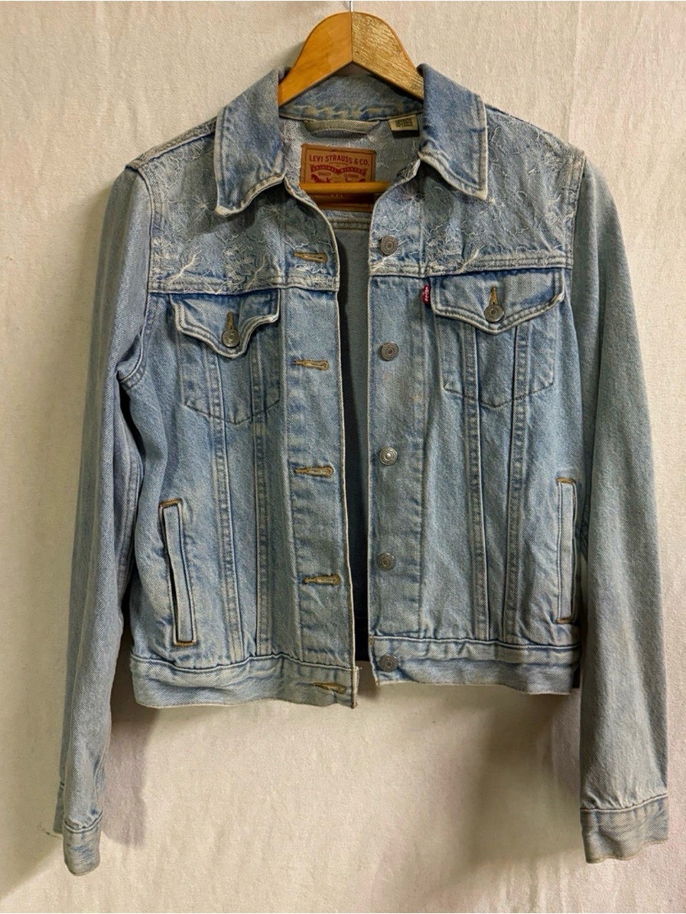 Levi’s Women’s Floral Embroidered Denim Trucker Jacket M Light Wash Blue